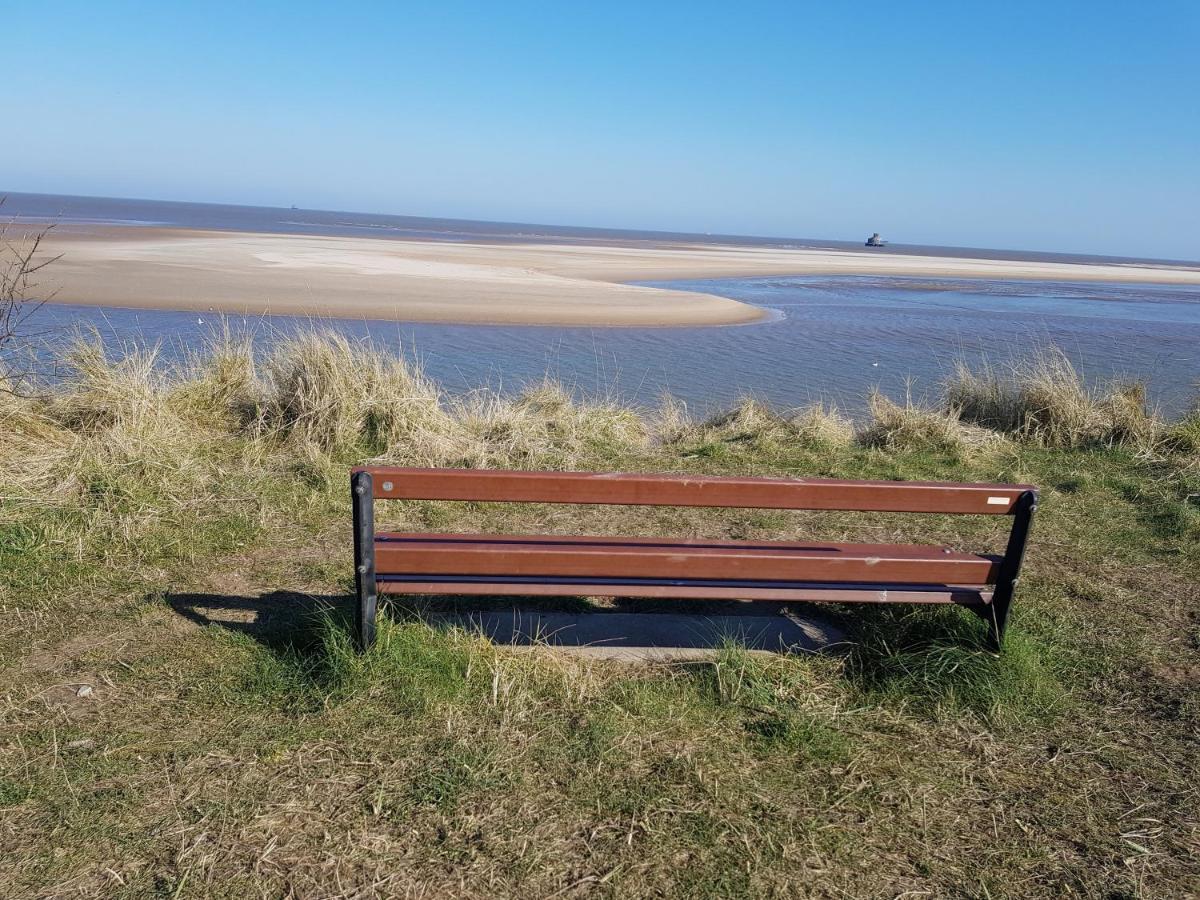 Beach & Tonic Beachside Chalet Humberston Экстерьер фото