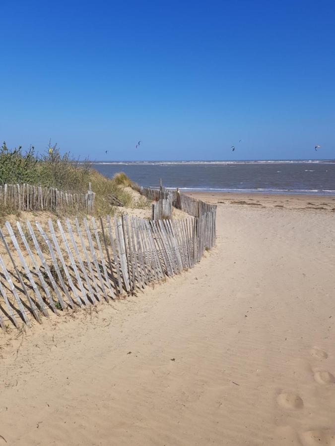 Beach & Tonic Beachside Chalet Humberston Экстерьер фото
